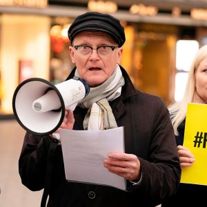 Frank Johansson säger att kineserna har spelat sina kort mycket skickligt och fått olika allierade att inte gå med på att de ska granskas. Amnesty Finlands verksamhetsledare Frank Johansson står och talar i en megafon.