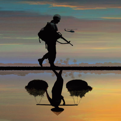Soldat i solnedgång med helikopter i bakgrunden.