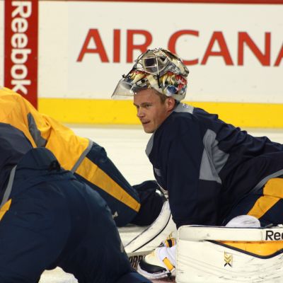 Pekka Rinne venyttelee jäällä
