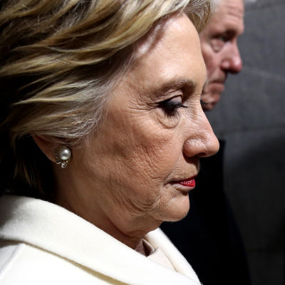 Närbild av Hillary Clintons ansikte i profil.