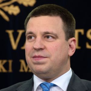 Centerpartiets Jüri Ratas leder de, enligt många, kontroversiella regeringsförhandlingarna. Estlands premiärminister Jüri Ratas under valkampanjen den 1 mars.