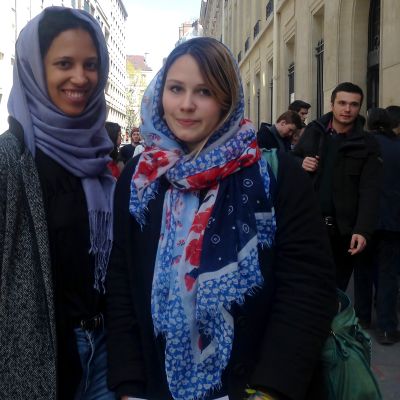 Pariisin Sciences Po -yliopiston opiskelijat Lily ja Mathilde toivovat, että myös musliminaiset saavat pukeutua kuten he haluavat.