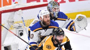 Ryan O'Reilly storspelade under slutspelet i fjol. Ryan O'Reilly försvarar framför Jordan Binnington.