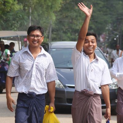 Wa Lone (till vänster) promenerade bort från Insein-fängelset i Rangoon tillsammans med en vinkande Kyaw Soe Oo.