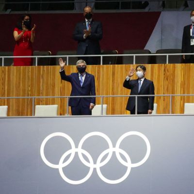 Thomas Bach och kejsar Naruhito vinkar.