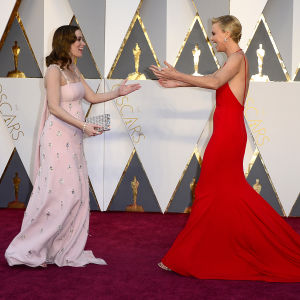 Emily Blunt och Charlize Theron på Oscarsgalans röda matta 2016.