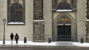 Wittenberg slottskyrkas port på vilken Luther ska ha spikat upp de 95 teserna. Bild på Wittenberg slottskyrkas fasad.