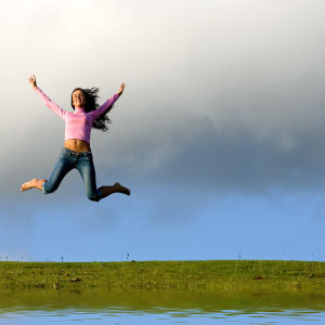 En flicka hoppar högt upp i luften.