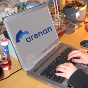 Kollage av dator från 2008 och Yle Arenans logo från 2007