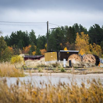 Putkikeloja sekä rahtikontteja Kalajoen hiekkasärkkien Keskuskarilla.