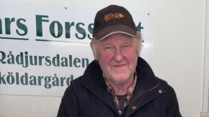 Lars Forsstedt har följt med hur allt från småbarn till gamla mormor har vänt ut och in på sina fickor för att hitta några få euro. En man, som är torghandlare och sitter i en kärra ombyggd till försäljningsstånd. DEt syns äpplen på bilden