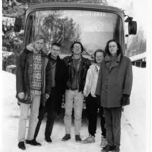 Vinterlandskap, turnébuss med chaufför (andra fr.h) och fyra femtedelar av bandet: Från vänster Niklas D, Hanski R, Ciaran O och Peter H. Bandet och turnébussen.
