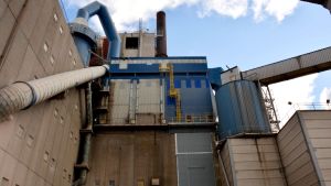 Vid Finnsementti i Pargas jobbar man aktivt med att minska sina utsläpp och bli mer miljövänliga. Men som storindustri verkar de inom programmet för utsläppsrättigheter. Cementfabrik i Pargas.