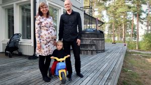 För Pipsa och Richard Palonen var det viktigt att ha en stor gård nära naturen med lugn och ro runtomkring. Richard och Pipsa Palonen står på sin terrass med sin tvååring.