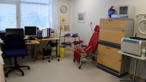 Laboratoriet i den nya närservicepunkten. Ett mottagningsrum i en hälsocentral.