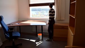 Det går att låna rummen både för några timmar, eller för en längre tid. Ett kontorsutrymme med utsikt mot hamnen.