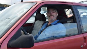 Korsström har fått uppfattningen att kommundirektören skötte sitt arbete väl, och kan inte riktigt säga varför det gick som det gick. Jan-Roger Korsström i sin röda bil.