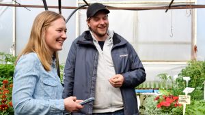 Stella Törnroth och Jonas Bergström har tillsammans med matproducenterna försökt göra lokal mat mer lättillgänglig. Stella Törnroth med partnern Jonas Bergström i ett växthus omgivna av grönt och blommor.