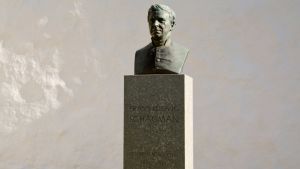 Franz Ludvig Schaumans staty står precis utanför Borgå domkyrka. Franz Ludvig Schaumans staty i Borgå