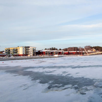 Bild på Borgå å som fått is på sig