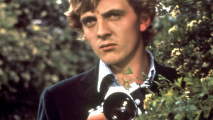Blow-up: David Hemmings ja kamera. David Hemmings on valokuvaaja Thomas elokuvassa Blow-up – erään suudelman jälkeen