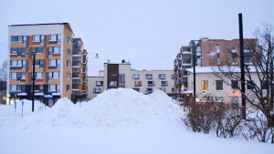 Stora snöhögar i Nickby på onsdagen. Snöhög i Nickby centrum efter snöstormen 13.01.21
