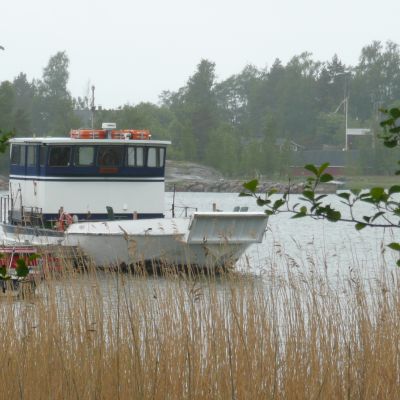 Pörtö Lines båt vid bryggan på Pörtö.