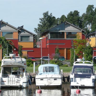 Båtar och trähus på Västra åstranden i Borgå