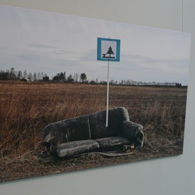 Benjam Pöntisen "Lepopaikka" on yksi hänen kantaaottavista kuvistaan.
