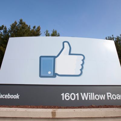 Peukalotaulu Facebookin päämajan lähistöllä Kaliforniassa.