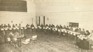 Hela 24 företrädare för nio partier samlades till valdebatt i Borgågårdens festsal. Oktober 1976. Valdebatt 1976, Borgåbladet 8.10.1976.