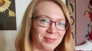 Författaren Maria Turtschaninoff 2017. Författaren Maria Turtschaninoff och journalisten Christine Saarukka, dotter och mor våren 2017 i Saarukkas hem i Helsingfors.