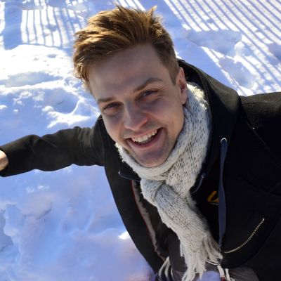 Mikael Saari lumihangessa.