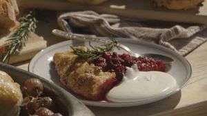 Hallongalette med crème fraîche smaksatt med getost Hallon galette med crème fraîche smaksatt med getost