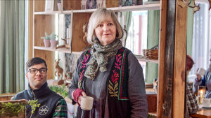 Mamma Ingegerd (Lena T. Hansson) tillsammans med den något hispiga och olycksfallsbenägna receptionisten Cesar (William Spetz). Maddes mamma.