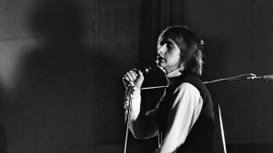 Laulaja Rauli "Badding" Somerjoki esiintyy Tasavallan popparit -tv-ohjelmassa 1970.