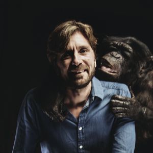 Elokuvaohjaaja Ruben Östlund apinan kera. The Square -elokuvan mainoskuva.