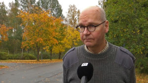 Heikki Kaukoranta tror att många Vasabor nu insett att de själva kan påverka hur coronasituationen i sjukvårdsdistriktet utvecklar sig de kommande veckorna. Man i grå tröja och glasögon talar i en mikrofon.