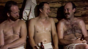 Hotellet diskuteras. I rollerna Göran Sjöholm, Sixten Lundberg och Peik Stenberg. Bastuscen ur serien Projekt Waikiki, 1991