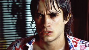 Heta blickar, våta kroppar. Gael García Bernal i Dålig uppfostran, 2004. Gael García Bernal i filmen Dålig uppfostran av Pedro Almodóvar.
