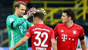 Manuel Neuer tackar Joshua Kimmich efter att han avgjorde toppmötet. Bayern München jublar med Manuel Neuer i spetsen.