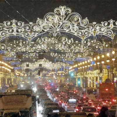 Nevskin valtakatu Pietarissa on perinteisesti koristeltu vuosittain joulun ja uuden vuoden viettoa varten.