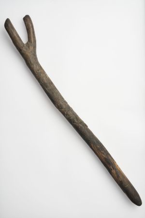 Enkel trägaffel tillverkad av puebloindianer i Mesa Verde, Colorado, någon gång kring 1100–1300-talen. Enkel trägaffel med två klor med ursprung i Mesa Verde nationalpark i Nordamerika.