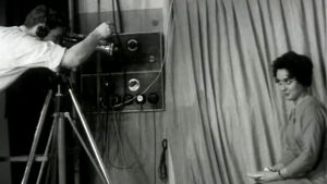 Tv-kamera kuvaa kuuluttajaa (1955).