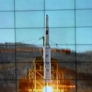 Nordkorea skjöt i december år 2012 upp en satellit i omlopp kring jorden med rymdraketen UNHA-3. Omvärlden betraktade satellituppskjutningen som ett bannlyst missiltest Nordkorea skjöt i december år 2012 upp en satellit i omlopp kring jorden med rymdraketen UNHA-3. Omvärlden betraktade satellituppskjutningen som ett bannlyst missiltest