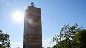 "Föllo för Finlands frihet" står det på monumentet. Frihetsmonumentet i Borgå