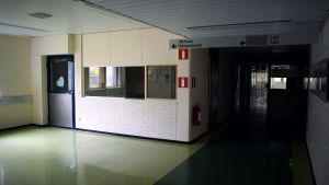 En öde väntsal i Dalsbruks hälsocentral. Byggnaden kommer att rivas och töms som bäst. En tom, grön, väntsal i Dalsbruks gamla hälsovårdscentral.