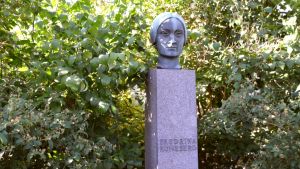 Fredrika Runebergs staty hittar man i Fredrika Runebergs park. Fredrika Runebergs staty i Borgå