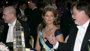 Fredrik Reinfeldt och Prinsessan Madeleine som här verkar mer intresserad av vad nobelpristagaren i fysik George F. Smoot har att säga. Fredrik Reinfeldt, Prinsessan Madeleine och Nobelpristagaren i fysik George F. Smoot vid Nobelbanketten.