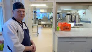 Patrik Långs, kosthållsföreståndare i Tegengrenskolan i Vörå. Patrik Långs, kosthållsföreståndare i Tegengrenskolan i Vörå.